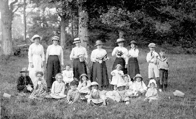 A picnic held on Wokingham Lane, behind the 'Bramshill Hunt'